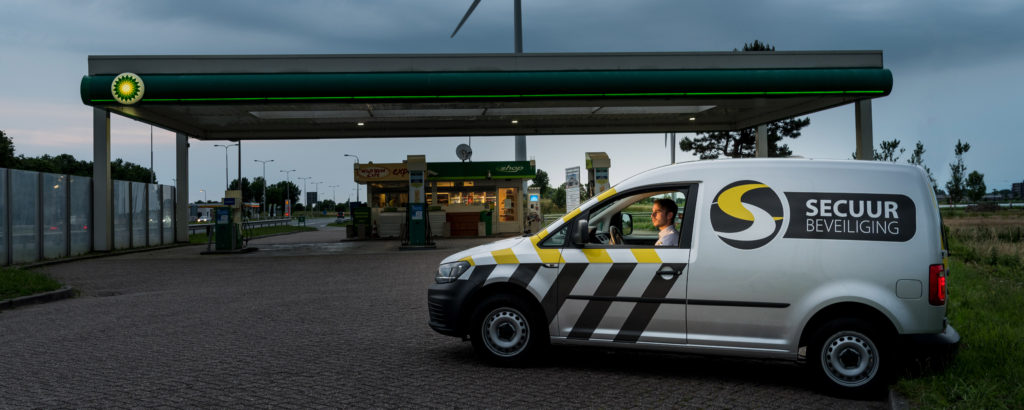 Auto wachtend bij benzinepomp